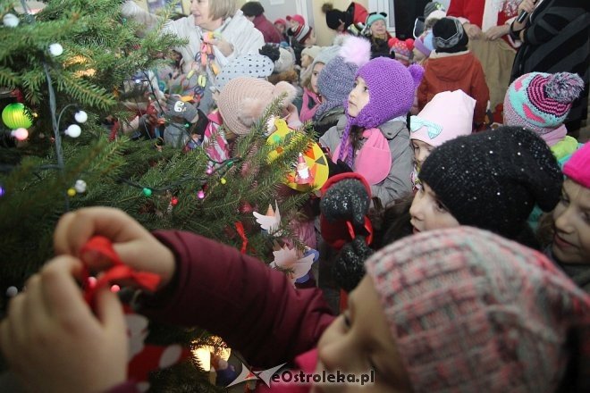 Przedszkolaki stroiły choinkę w „Handlowcu” [ZDJĘCIA] - zdjęcie #32 - eOstroleka.pl