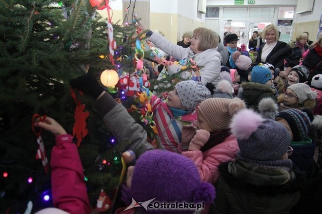 Przedszkolaki stroiły choinkę w „Handlowcu” [ZDJĘCIA] - zdjęcie #29 - eOstroleka.pl