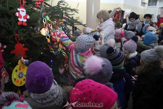Przedszkolaki stroiły choinkę w „Handlowcu” [ZDJĘCIA] - zdjęcie #88 - eOstroleka.pl