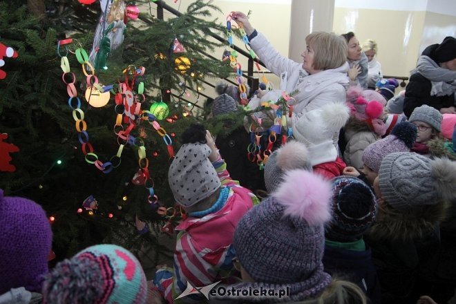 Przedszkolaki stroiły choinkę w „Handlowcu” [ZDJĘCIA] - zdjęcie #27 - eOstroleka.pl