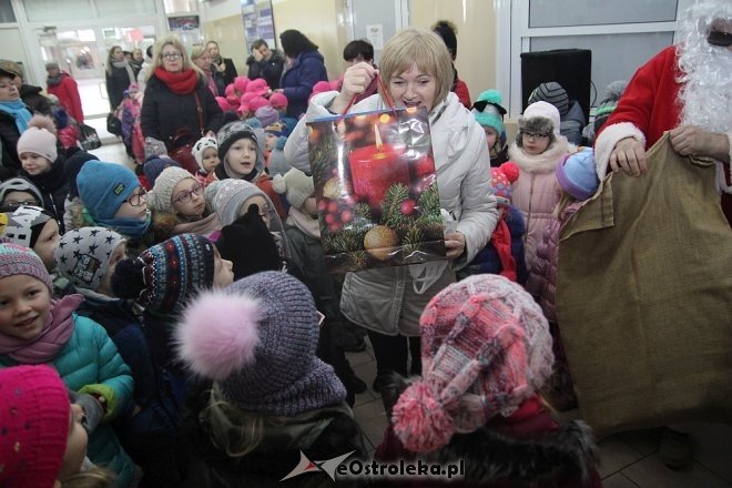 Przedszkolaki stroiły choinkę w „Handlowcu” [ZDJĘCIA] - zdjęcie #92 - eOstroleka.pl