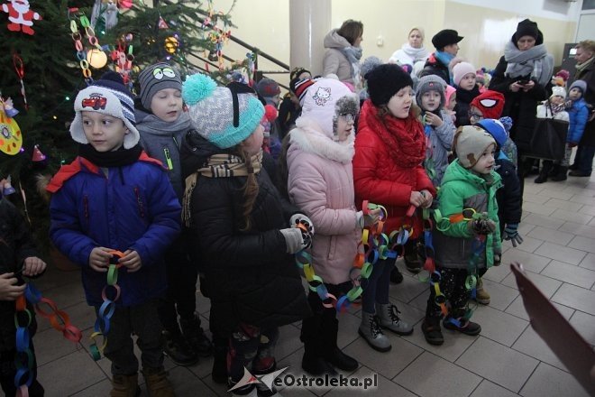 Przedszkolaki stroiły choinkę w „Handlowcu” [ZDJĘCIA] - zdjęcie #93 - eOstroleka.pl