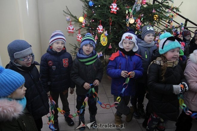 Przedszkolaki stroiły choinkę w „Handlowcu” [ZDJĘCIA] - zdjęcie #94 - eOstroleka.pl