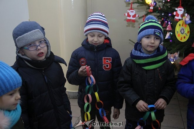 Przedszkolaki stroiły choinkę w „Handlowcu” [ZDJĘCIA] - zdjęcie #95 - eOstroleka.pl