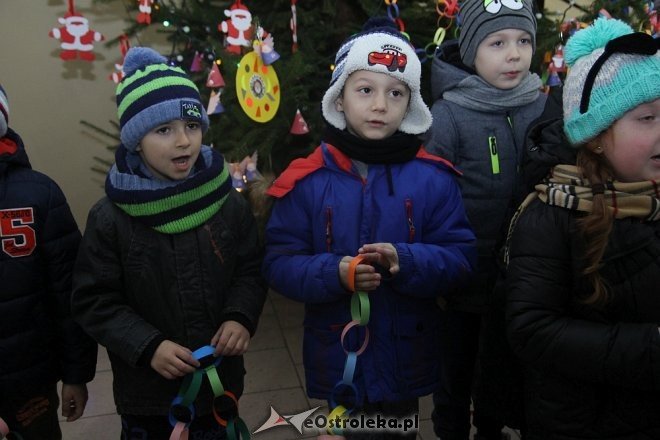Przedszkolaki stroiły choinkę w „Handlowcu” [ZDJĘCIA] - zdjęcie #96 - eOstroleka.pl