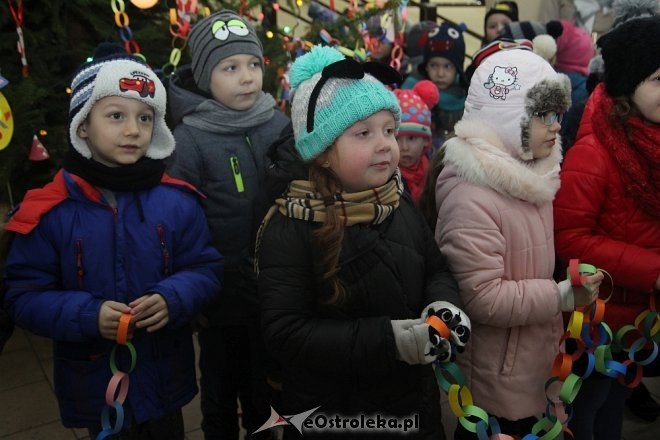 Przedszkolaki stroiły choinkę w „Handlowcu” [ZDJĘCIA] - zdjęcie #97 - eOstroleka.pl