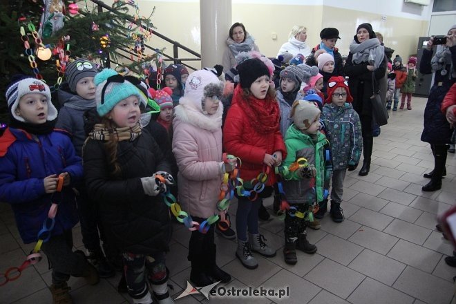 Przedszkolaki stroiły choinkę w „Handlowcu” [ZDJĘCIA] - zdjęcie #99 - eOstroleka.pl