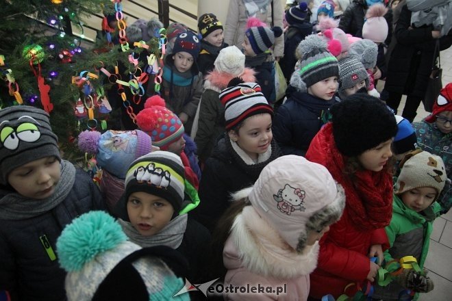 Przedszkolaki stroiły choinkę w „Handlowcu” [ZDJĘCIA] - zdjęcie #16 - eOstroleka.pl