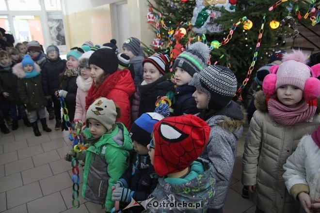 Przedszkolaki stroiły choinkę w „Handlowcu” [ZDJĘCIA] - zdjęcie #102 - eOstroleka.pl