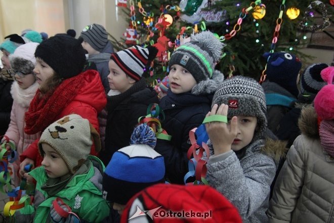 Przedszkolaki stroiły choinkę w „Handlowcu” [ZDJĘCIA] - zdjęcie #103 - eOstroleka.pl