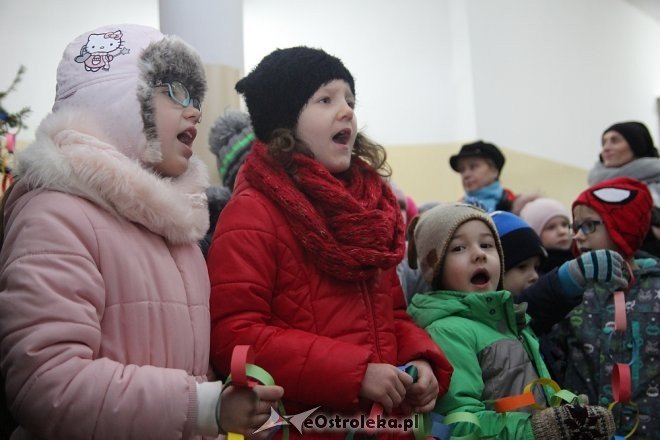 Przedszkolaki stroiły choinkę w „Handlowcu” [ZDJĘCIA] - zdjęcie #105 - eOstroleka.pl