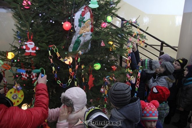 Przedszkolaki stroiły choinkę w „Handlowcu” [ZDJĘCIA] - zdjęcie #6 - eOstroleka.pl