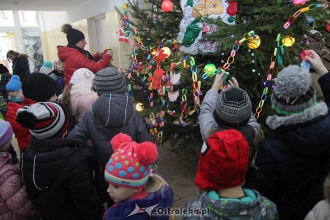Przedszkolaki stroiły choinkę w „Handlowcu” [ZDJĘCIA] - zdjęcie #111 - eOstroleka.pl