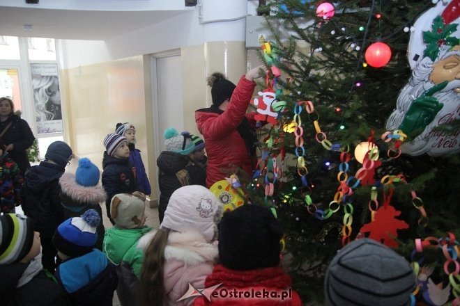 Przedszkolaki stroiły choinkę w „Handlowcu” [ZDJĘCIA] - zdjęcie #4 - eOstroleka.pl