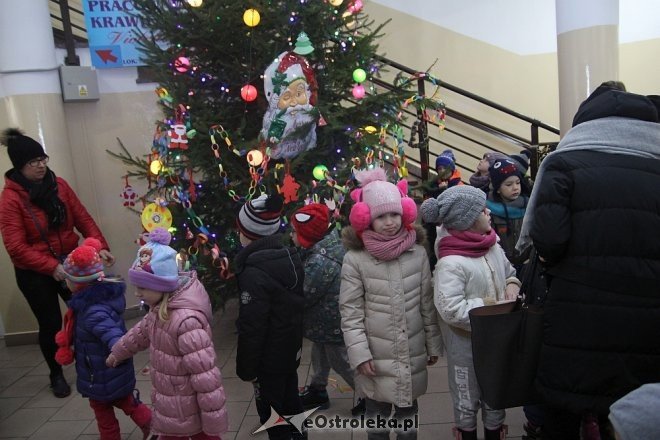 Przedszkolaki stroiły choinkę w „Handlowcu” [ZDJĘCIA] - zdjęcie #1 - eOstroleka.pl