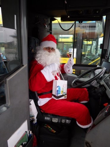 Mikołaj za kierownicą miejskiego autobusu [06.12.2017] - zdjęcie #3 - eOstroleka.pl