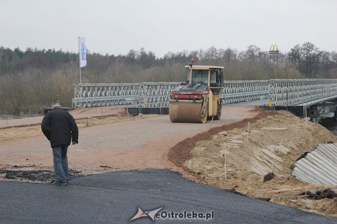 Budowa tymczasowego mostu na ostatniej prostej [ZDJĘCIA] - zdjęcie #3 - eOstroleka.pl