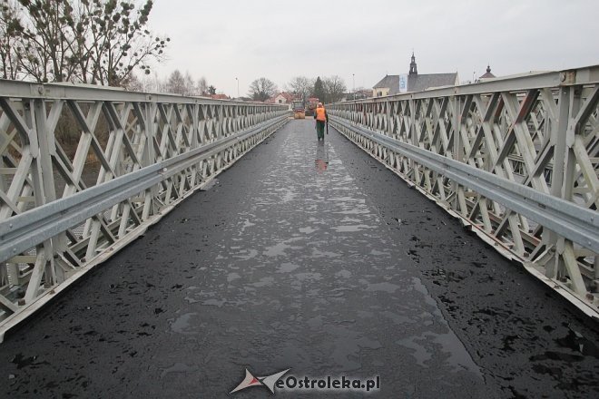 Budowa tymczasowego mostu na ostatniej prostej [ZDJĘCIA] - zdjęcie #15 - eOstroleka.pl