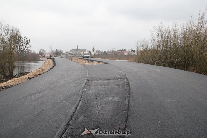 Budowa tymczasowego mostu na ostatniej prostej [ZDJĘCIA] - zdjęcie #31 - eOstroleka.pl