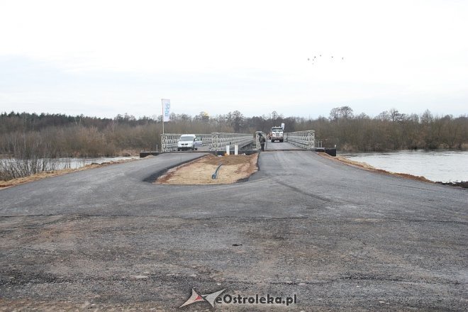 Testy obciążeniowe na tymczasowym moście w Ostrołęce [ZDJĘCIA] - zdjęcie #1 - eOstroleka.pl