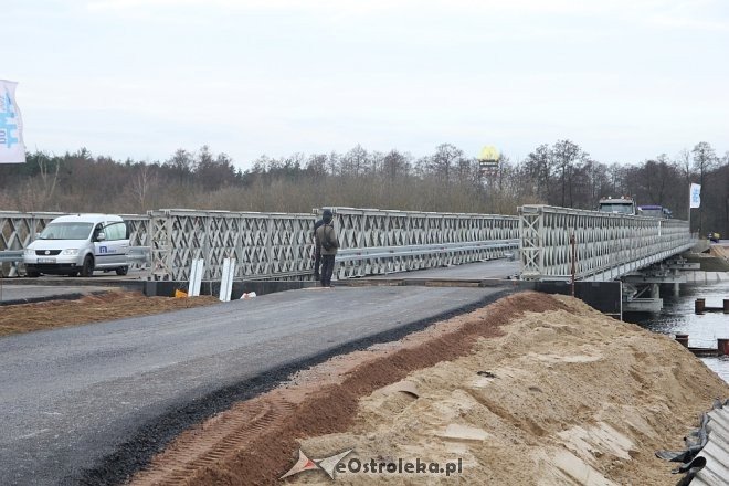 Testy obciążeniowe na tymczasowym moście w Ostrołęce [ZDJĘCIA] - zdjęcie #2 - eOstroleka.pl