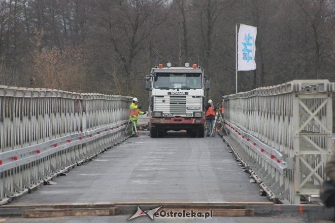 Testy obciążeniowe na tymczasowym moście w Ostrołęce [ZDJĘCIA] - zdjęcie #3 - eOstroleka.pl