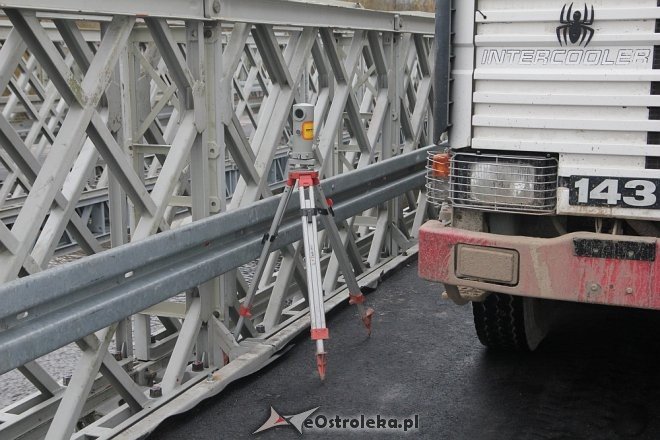 Testy obciążeniowe na tymczasowym moście w Ostrołęce [ZDJĘCIA] - zdjęcie #10 - eOstroleka.pl