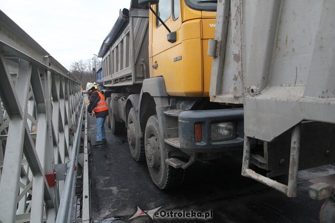 Testy obciążeniowe na tymczasowym moście w Ostrołęce [ZDJĘCIA] - zdjęcie #15 - eOstroleka.pl