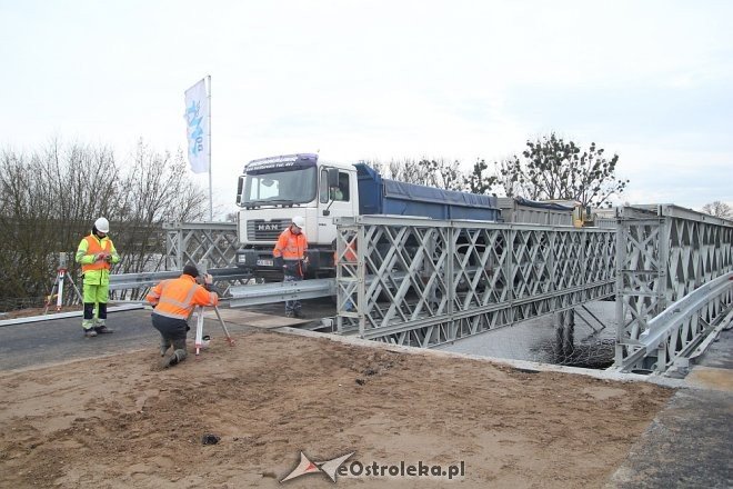 Testy obciążeniowe na tymczasowym moście w Ostrołęce [ZDJĘCIA] - zdjęcie #21 - eOstroleka.pl