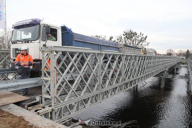 Testy obciążeniowe na tymczasowym moście w Ostrołęce [ZDJĘCIA] - zdjęcie #23 - eOstroleka.pl