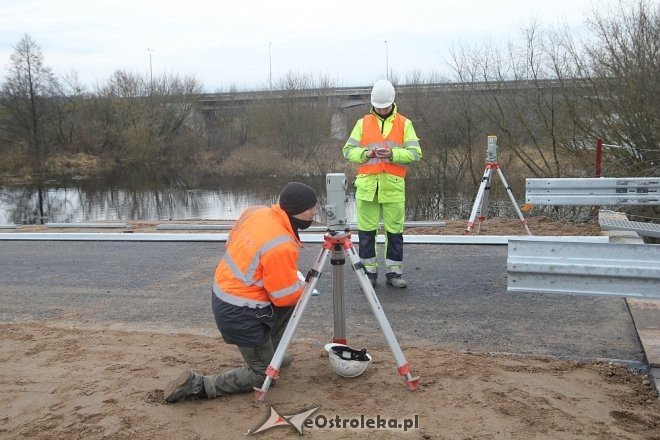 Testy obciążeniowe na tymczasowym moście w Ostrołęce [ZDJĘCIA] - zdjęcie #24 - eOstroleka.pl