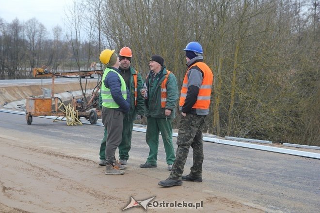 Testy obciążeniowe na tymczasowym moście w Ostrołęce [ZDJĘCIA] - zdjęcie #25 - eOstroleka.pl