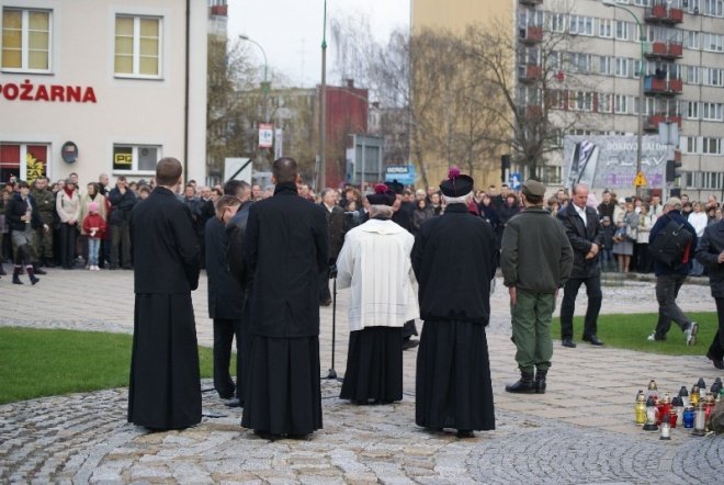 Ostrołęcznie modlili się za zmałych w katastrofie rządowego samolotu (10.04.2010) - zdjęcie #7 - eOstroleka.pl