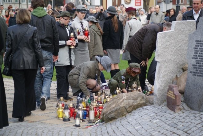 Ostrołęcznie modlili się za zmałych w katastrofie rządowego samolotu (10.04.2010) - zdjęcie #10 - eOstroleka.pl