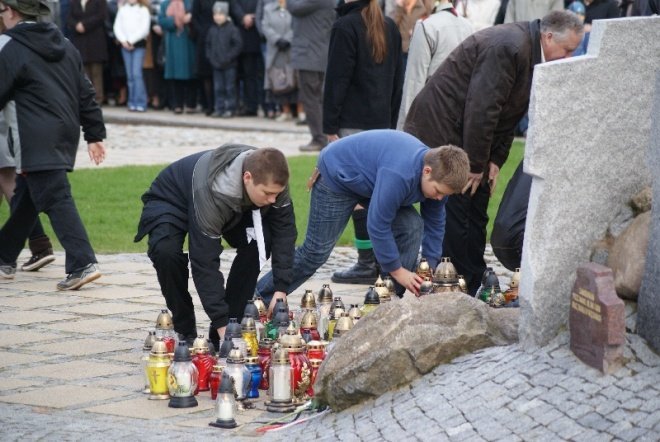 Ostrołęcznie modlili się za zmałych w katastrofie rządowego samolotu (10.04.2010) - zdjęcie #12 - eOstroleka.pl