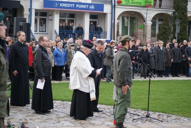 Ostrołęcznie modlili się za zmałych w katastrofie rządowego samolotu (10.04.2010) - zdjęcie #14 - eOstroleka.pl