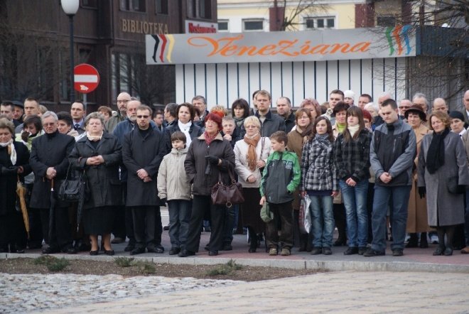 Ostrołęcznie modlili się za zmałych w katastrofie rządowego samolotu (10.04.2010) - zdjęcie #19 - eOstroleka.pl