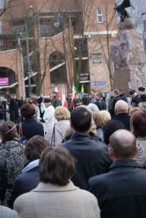 Ostrołęcznie modlili się za zmałych w katastrofie rządowego samolotu (10.04.2010) - zdjęcie #29 - eOstroleka.pl