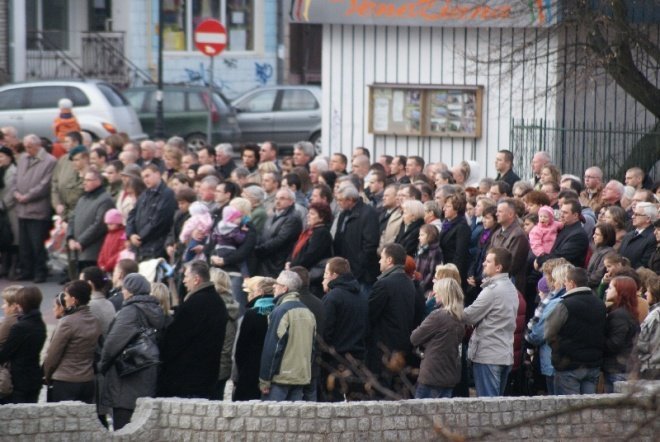 Ostrołęcznie modlili się za zmałych w katastrofie rządowego samolotu (10.04.2010) - zdjęcie #46 - eOstroleka.pl