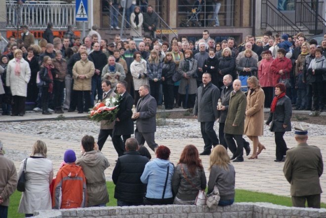 Ostrołęcznie modlili się za zmałych w katastrofie rządowego samolotu (10.04.2010) - zdjęcie #48 - eOstroleka.pl