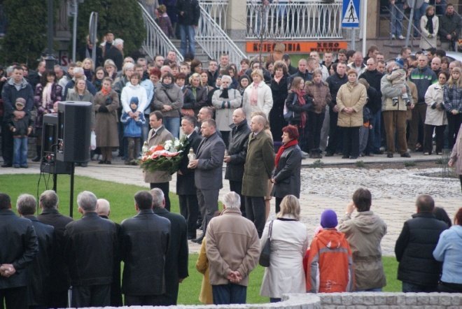 Ostrołęcznie modlili się za zmałych w katastrofie rządowego samolotu (10.04.2010) - zdjęcie #49 - eOstroleka.pl