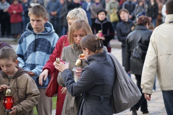 Ostrołęcznie modlili się za zmałych w katastrofie rządowego samolotu (10.04.2010) - zdjęcie #16 - eOstroleka.pl