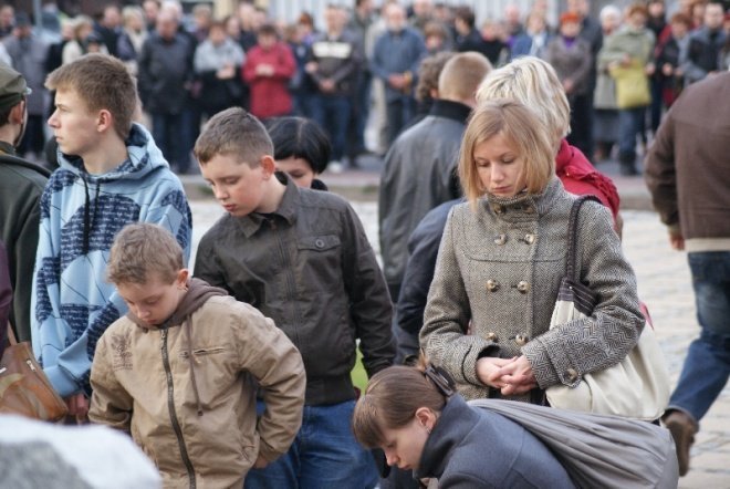 Ostrołęcznie modlili się za zmałych w katastrofie rządowego samolotu (10.04.2010) - zdjęcie #53 - eOstroleka.pl