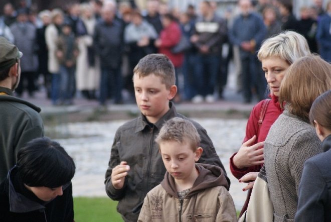 Ostrołęcznie modlili się za zmałych w katastrofie rządowego samolotu (10.04.2010) - zdjęcie #54 - eOstroleka.pl