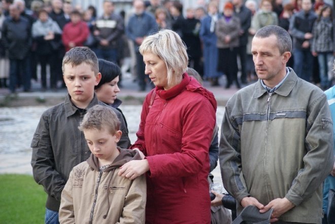 Ostrołęcznie modlili się za zmałych w katastrofie rządowego samolotu (10.04.2010) - zdjęcie #56 - eOstroleka.pl