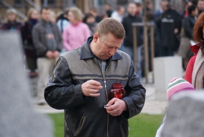 Ostrołęcznie modlili się za zmałych w katastrofie rządowego samolotu (10.04.2010) - zdjęcie #8 - eOstroleka.pl