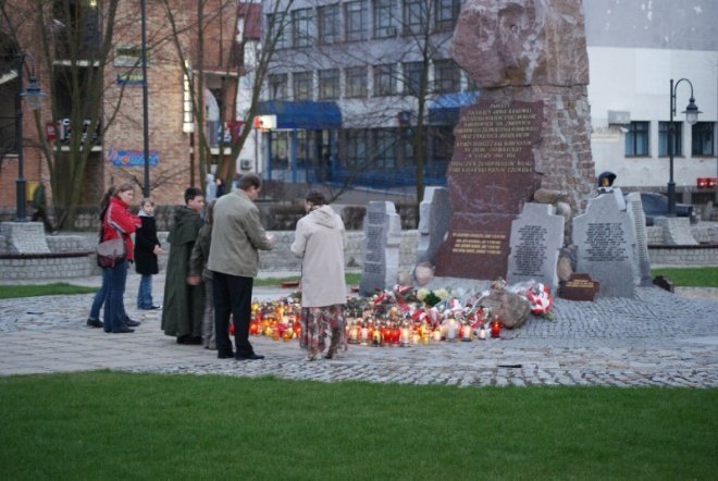 Ostrołęcznie modlili się za zmałych w katastrofie rządowego samolotu (10.04.2010) - zdjęcie #63 - eOstroleka.pl