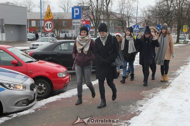 Akcja „Pierniczki za uśmiech” na ulicach Ostrołęki [ZDJĘCIA] - zdjęcie #6 - eOstroleka.pl