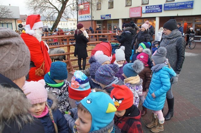 Przedszkolaki stroiły choinki przed Miejską Wigilią [ZDJĘCIA] - zdjęcie #17 - eOstroleka.pl