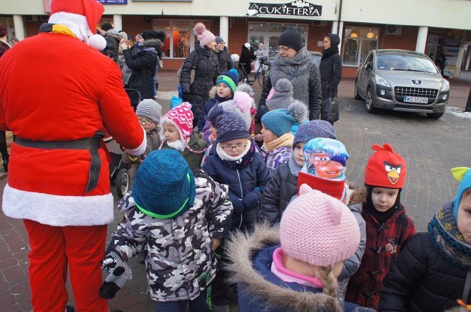 Przedszkolaki stroiły choinki przed Miejską Wigilią [ZDJĘCIA] - zdjęcie #18 - eOstroleka.pl